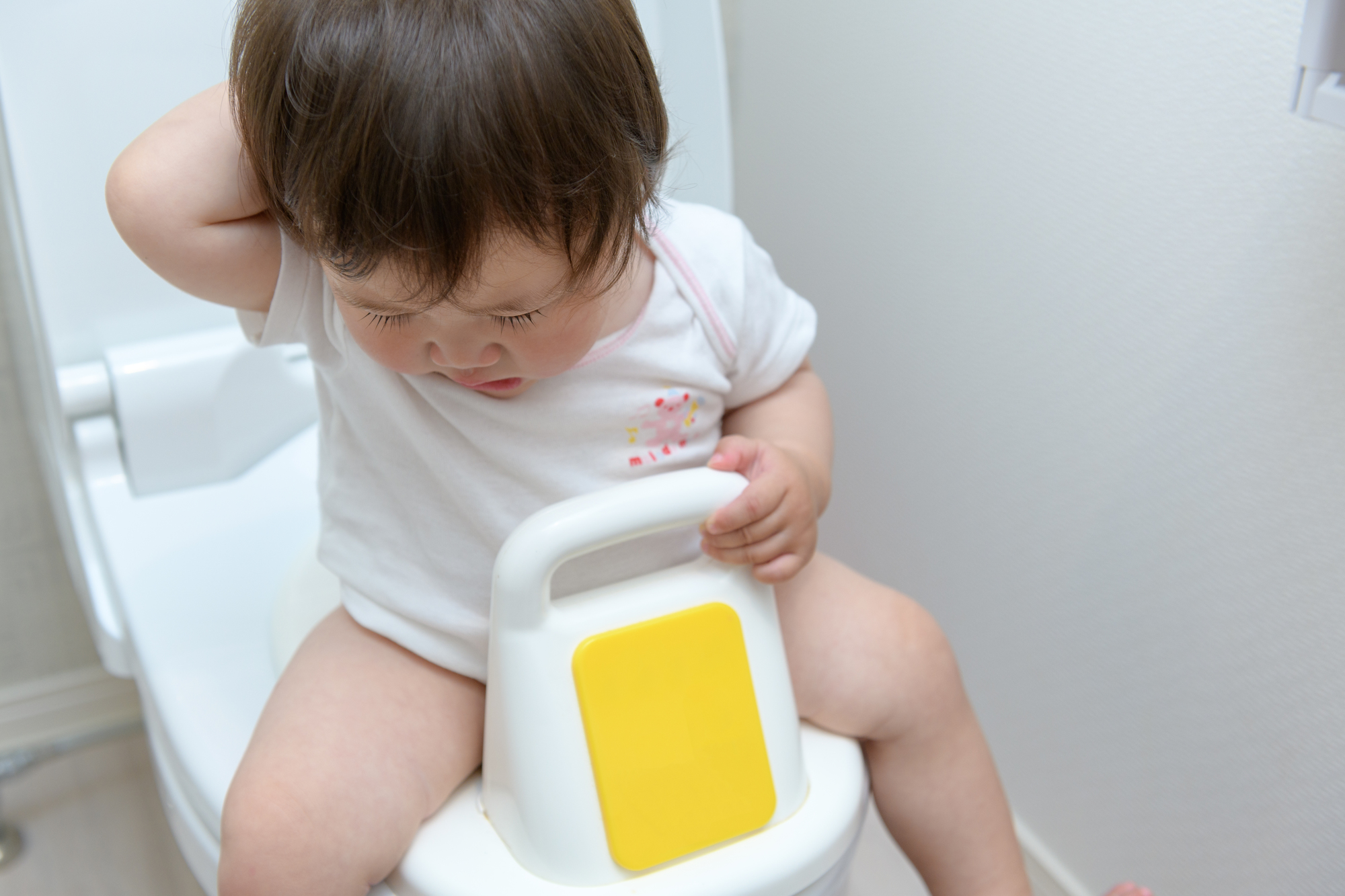 トイレに座っている子ども