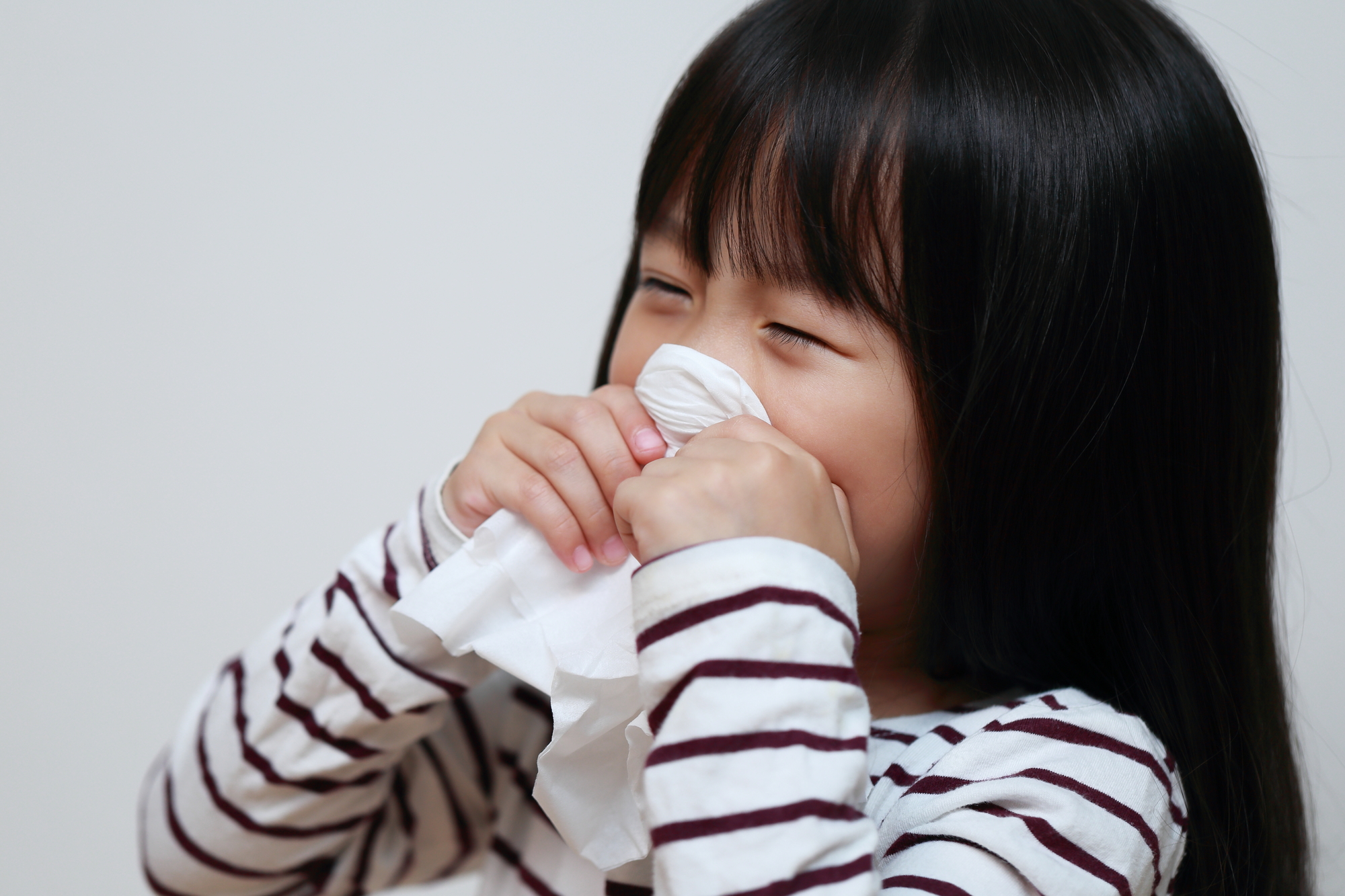 鼻をかんでいる子ども