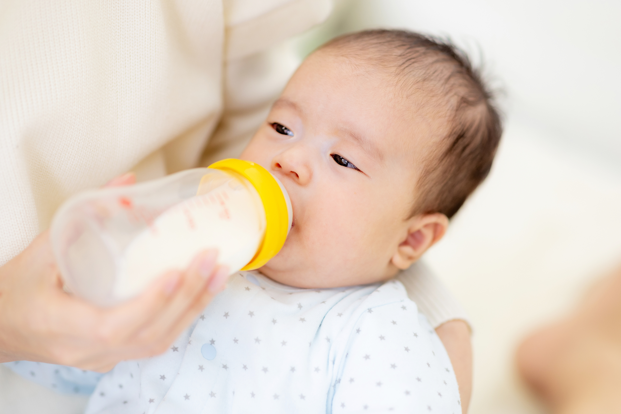 ミルクを飲む新生児