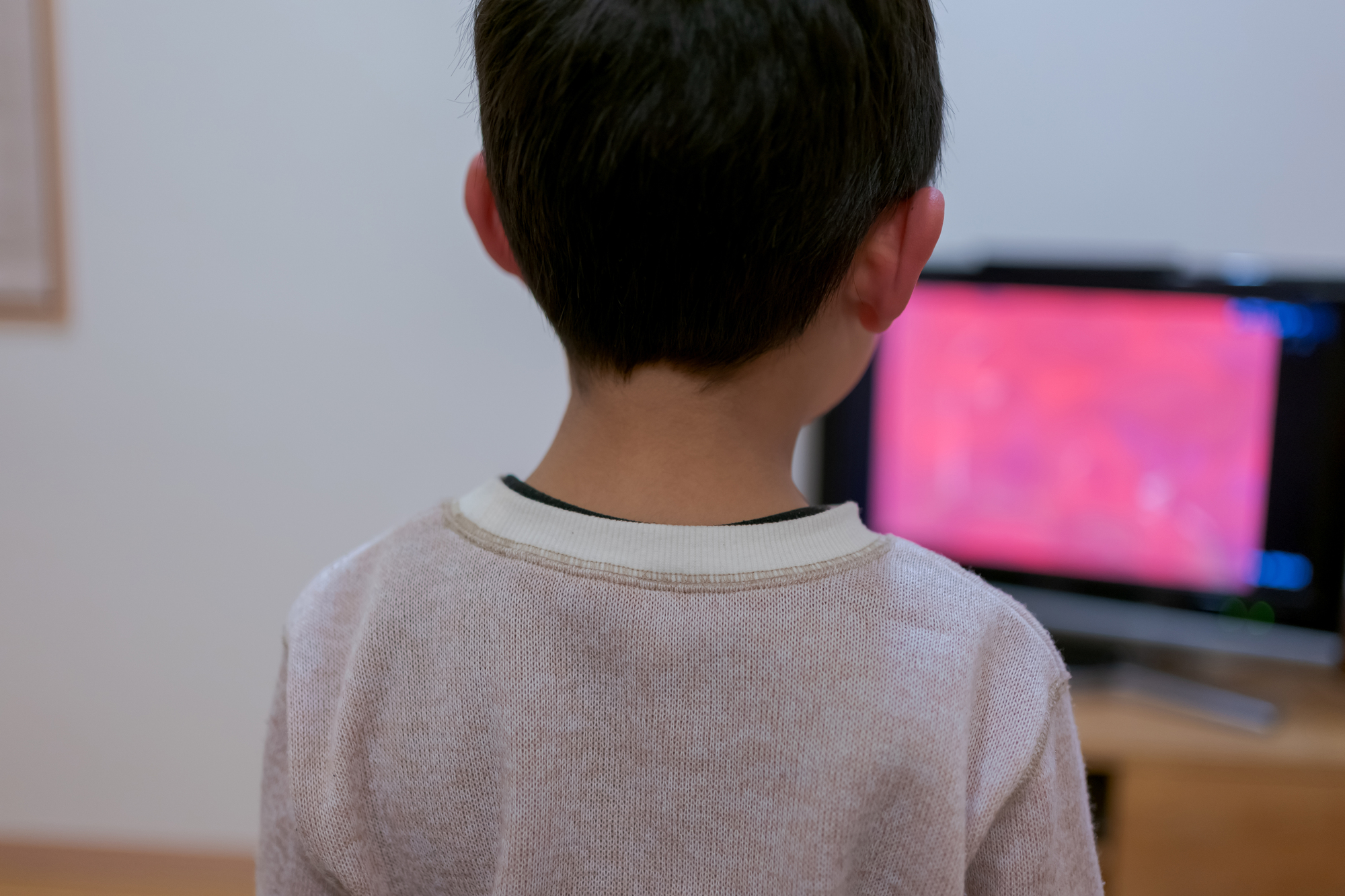 テレビを見ている子ども