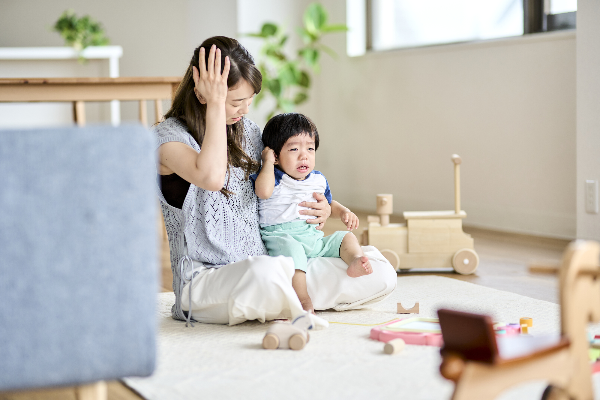 耳をおさえている子ども